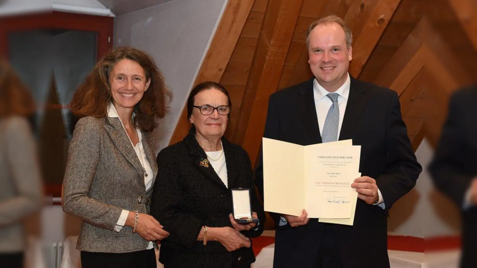Große Ehre: Erika Brink (Mitte), Gründerin des allerersten Hospizvereins im Landkreis, erhielt aus den Händen von Landrat Christoph Göbel die Verdienstmedaille. Bürgermeisterin Uta Wüst gehörte zu den ersten Gratulanten. (Foto: C.Walzner/Landratsamt)