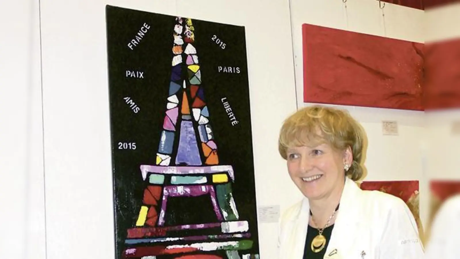 Die Grafinger Malerin Hannelore Ludwig mit ihrer aktuellen Kreation eines Eiffelturms in Bezug zu dem Attentat in Paris.  (Foto: Otto Hartl)