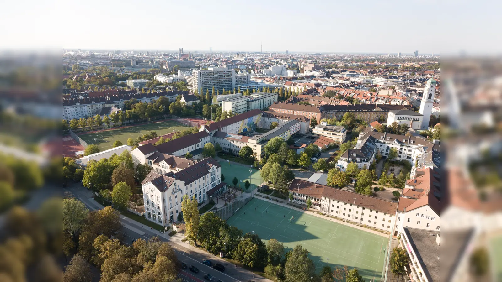 Eine Institution in Haidhausen: der Campus Don Bosco. Junge Leute zwischen 18 und 27 Jahren können dort ein FSJ oder BFD absolvieren. (Foto: Salesianer Don Boscos/Drone It)