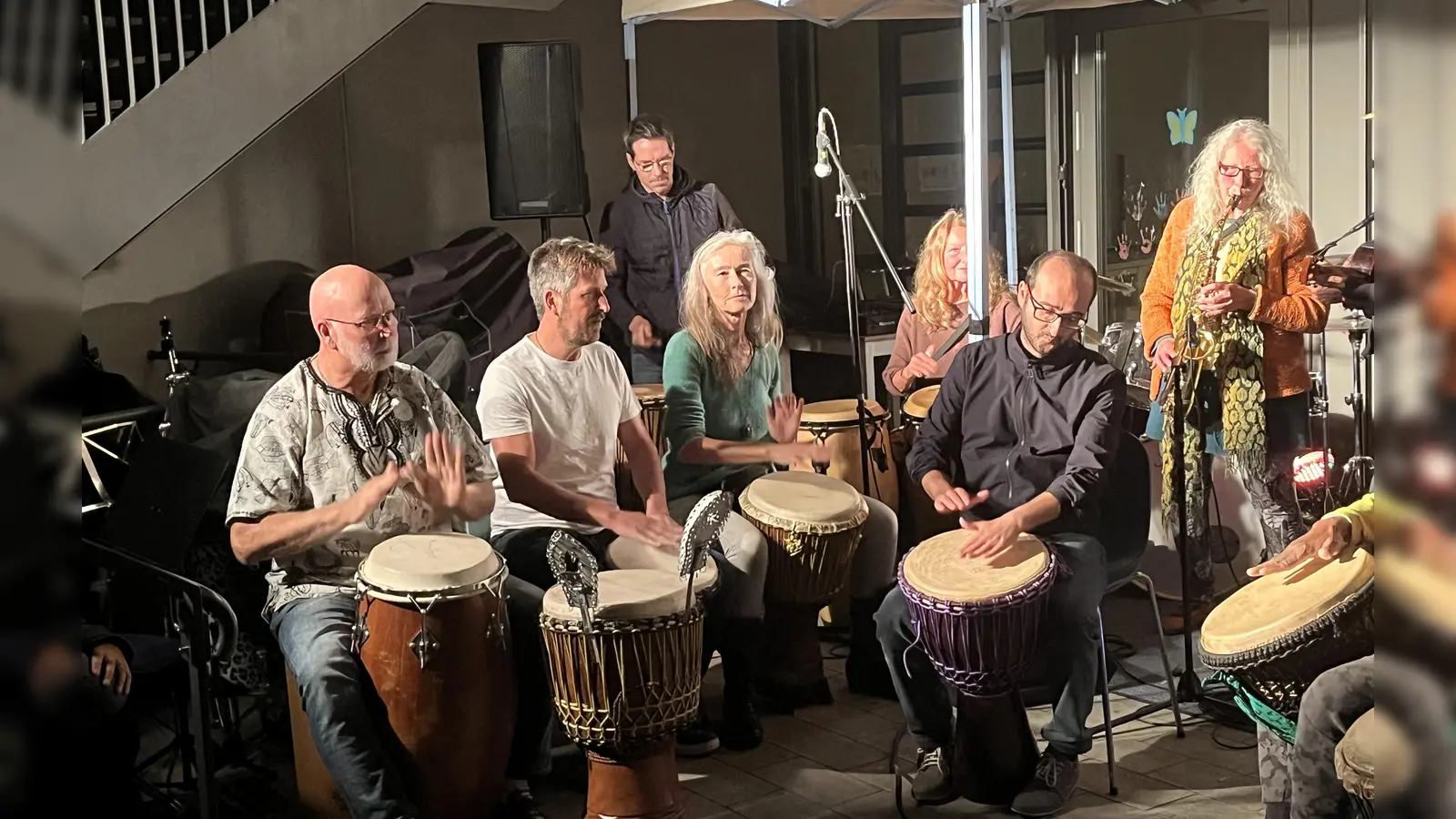 Die Musikerinnen und Musiker der Probenräume im Nachbarschaftstreff Giesing spielen auf. (Foto: VA)