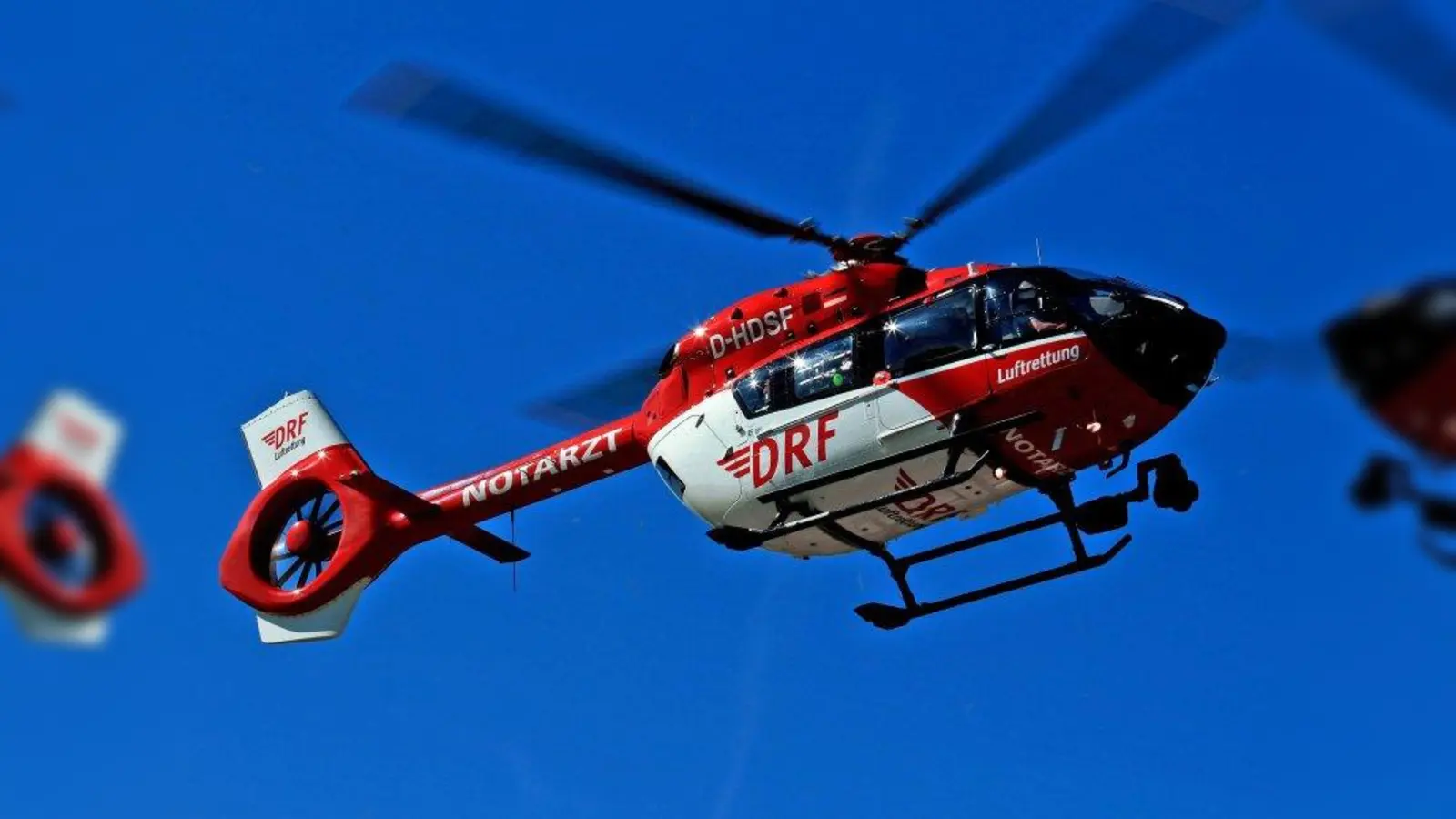 Die weiß-rote H 145 steht bereit, um Menschen in Not schnell zur Hilfe zu kommen. (Foto: DRF Luftrettung)