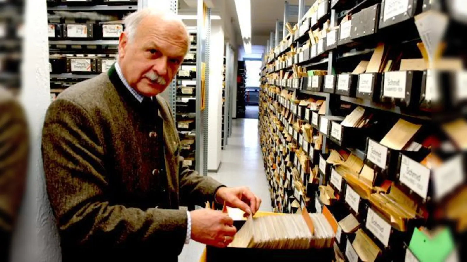 Heinrich Rehberg recherchiert im umfangreichen Namenskarten-Archiv, die bis heute die Basis der Arbeit beim Suchdienst bilden.  (Foto: ms)