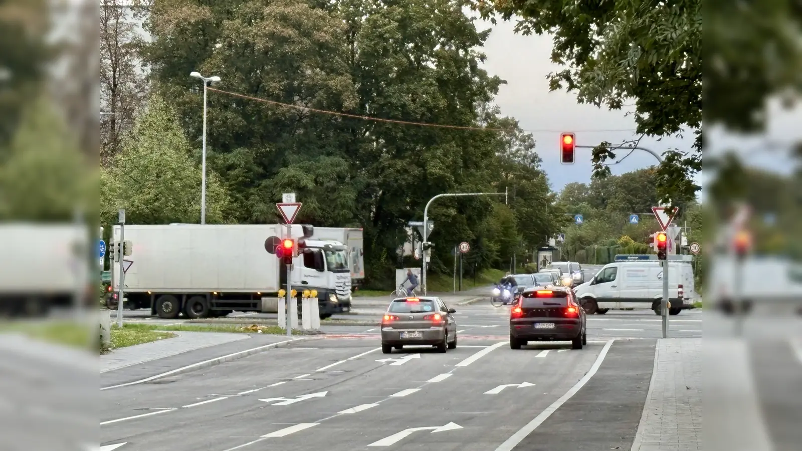 Seit Montagmorgen wieder für den Verkehr offen: die Kreuzung Kafler-/Lortzing-/Haberland-/Emil-Neuburger-Straße im Pasinger Zentrum. (Foto: Ulrike Seiffert)