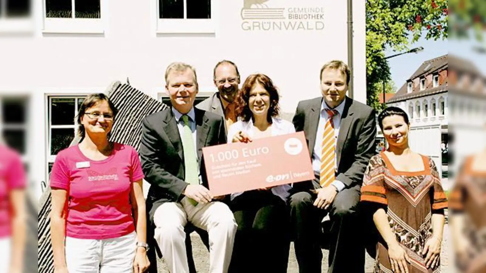 Über den Lesezeichen-Preis für engagierte Kinder- und Jugendarbeit in der Bibliothek Grünwald freuen sich v.l. Bürgermeister Jan Neusiedl, Alois Krammer, Ute Kapuschinski sowie Christian Nagel.  (Foto: hol)