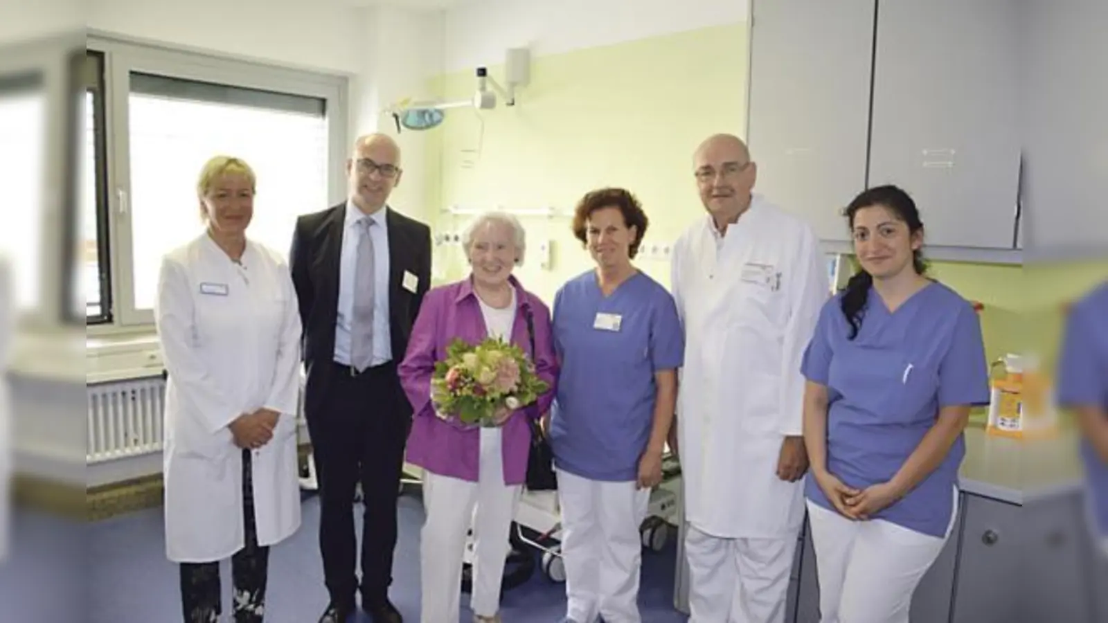 Doppelte Überraschung: erst für die 10.000. Patientin Rita Juraschek (mit Blumenstrauß), dann für die Mitarbeiter des Klinikums Landkreis Erding.	 (Foto: KLE)