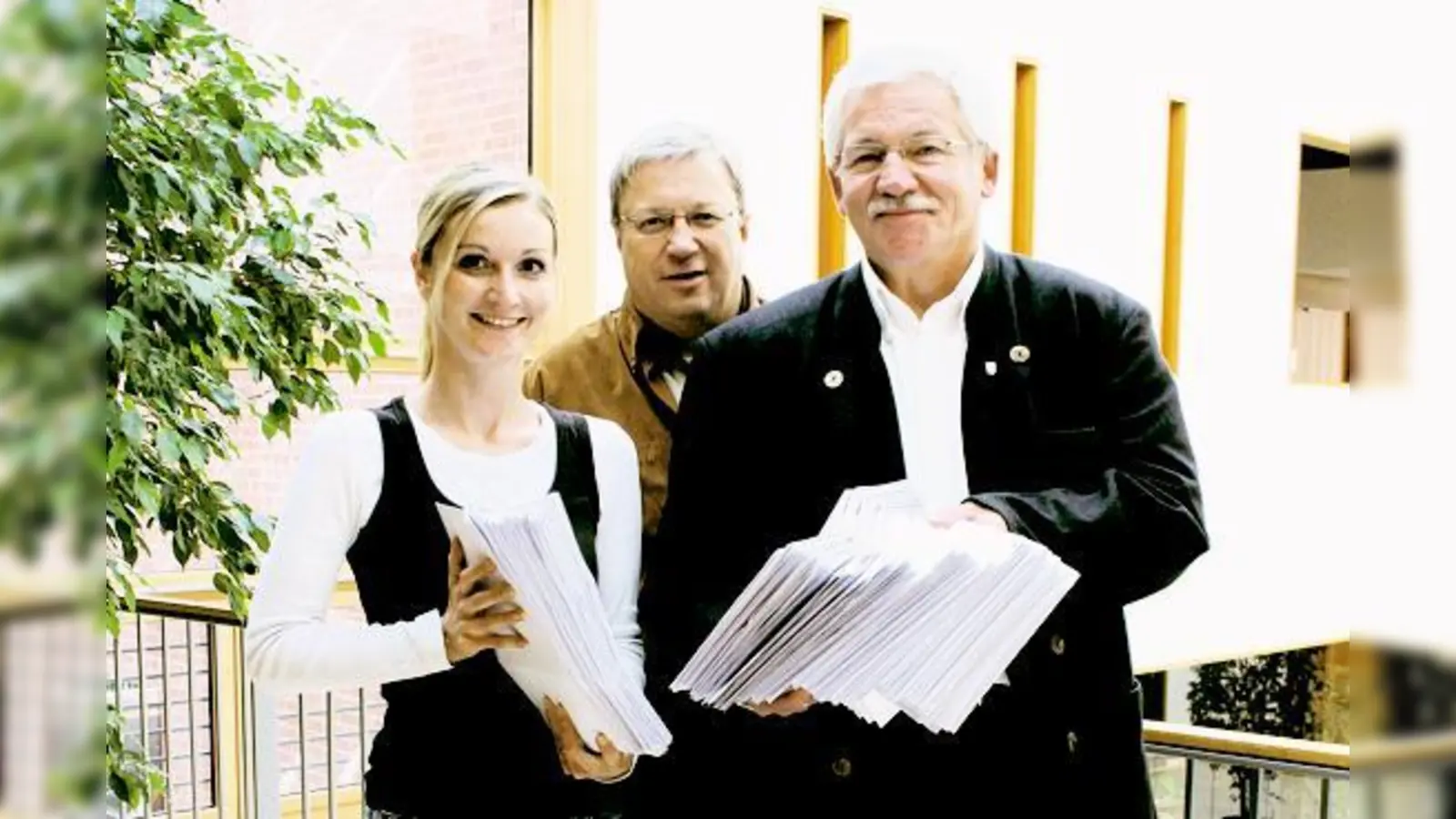 Die Mitarbeiterin der Feldkirchener Gemeindeverwaltung Kathrin Lang, Geschäftsleiter Jürgen Schäpe und Bürgermeister Werner van der Weck (r.) freuen sich über die gute Resonanz der Fragebogenaktion. 	 (Foto: Gemeinde Feldkirchen)