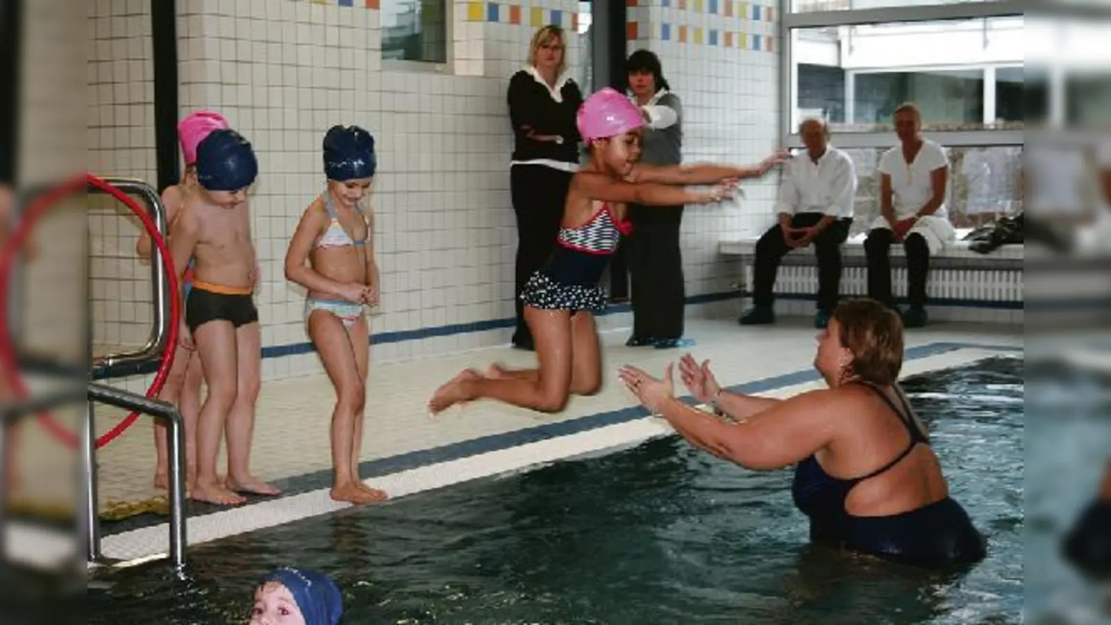 »Platsch«  Mit Hilfe der Schwimmtrainerinnen verlieren die Kinder schnell die Scheu vorm Wasser.  (Foto: em)