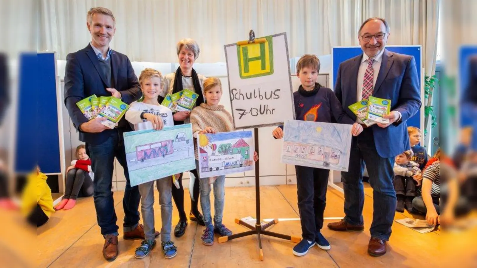 Starnbergs Landrat Karl Roth (rechts) und Christine Hirschberger, stellvertretende Bürgermeisterin der Gemeinde Andechs, sowie Stefan Diebl (links) ,Pressesprecher des Landratsamtes Starnberg und Bürgermeisterkandidat, ehrten die Gewinner des Malwettbewerbs. (Foto: Landratsamt Starnberg)