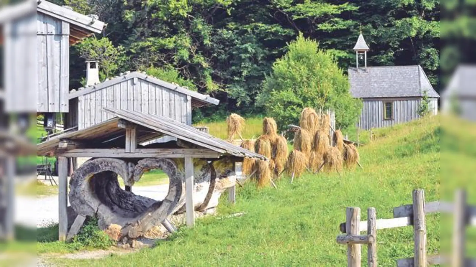 Eines der meist fotografierten Objekte im Markus Wasmeier Freilichtmuseum ist die alte Linde vor dem altbayerischen Wirtshaus in Form eines Herzes. 	 (Foto: Dieter Schnöpf)