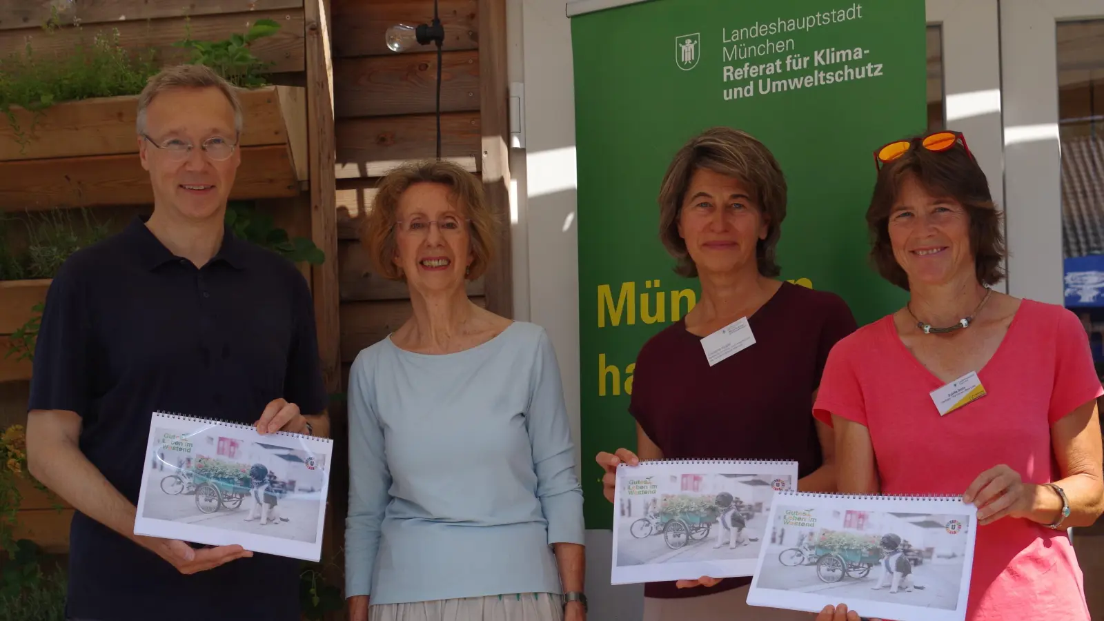 Sylvia Hladky (2. von links) von der Münchner Initiative Nachhaltigkeit übergab jüngst die Wünsche der Bürger an die Stadtvertreter. Im Bild: Georg Dunkel (MOR), Christine Kugler (RKU) und BA-Vorsitzende Sibylle Stöhr (rechts). (Foto: Beatrix Köber)
