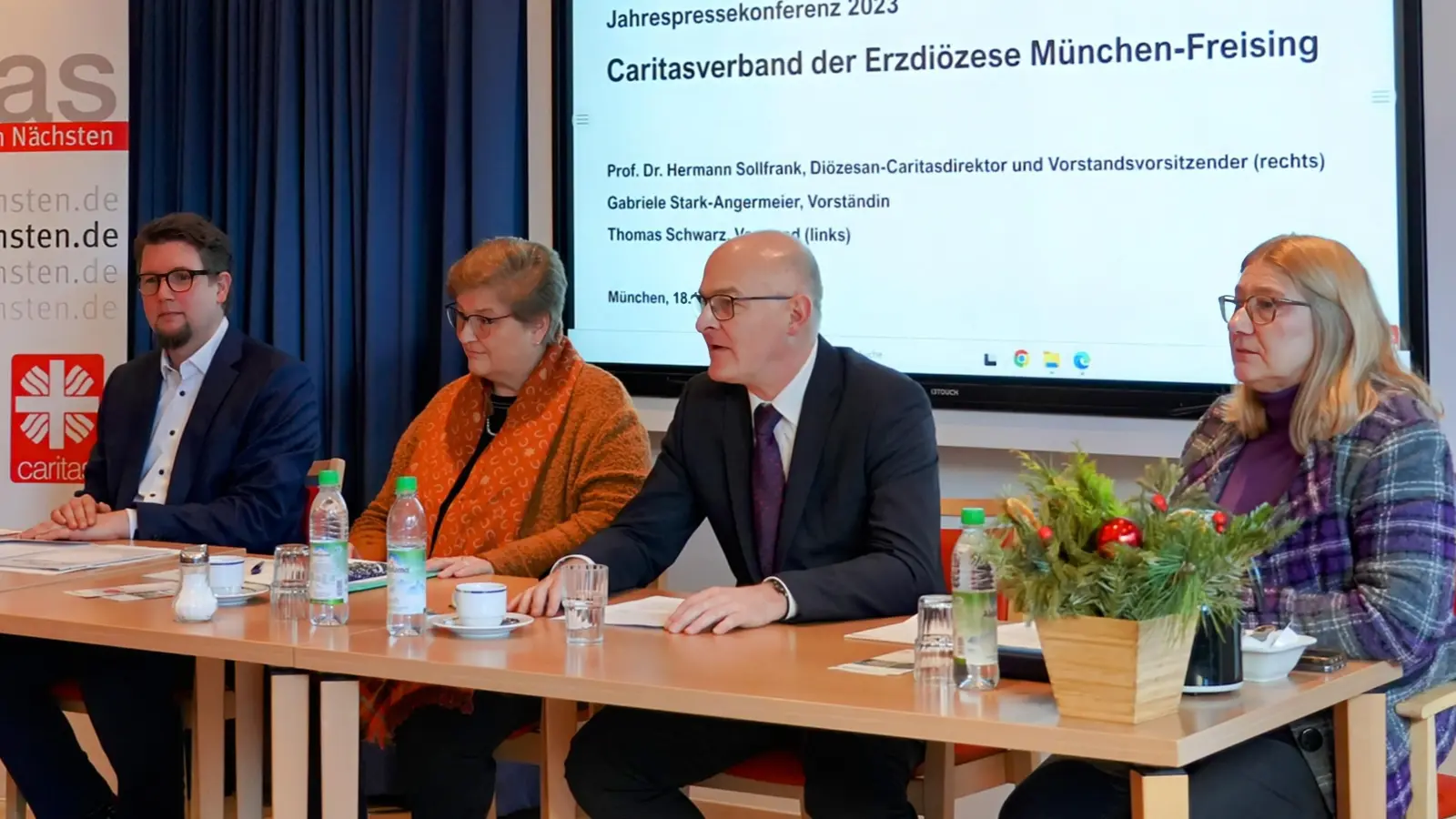 Rückblick auf das vergangenen Jahr (von rlink): Caritas-Vorstand Thomas Schwarz, Caritas-Vorständin Gabriele Stark-Angermeier, Caritasdirektor Prof. Hermann Sollfrank und Pressesprecherin Bettina Bäumlisberger. (Foto: Caritas)