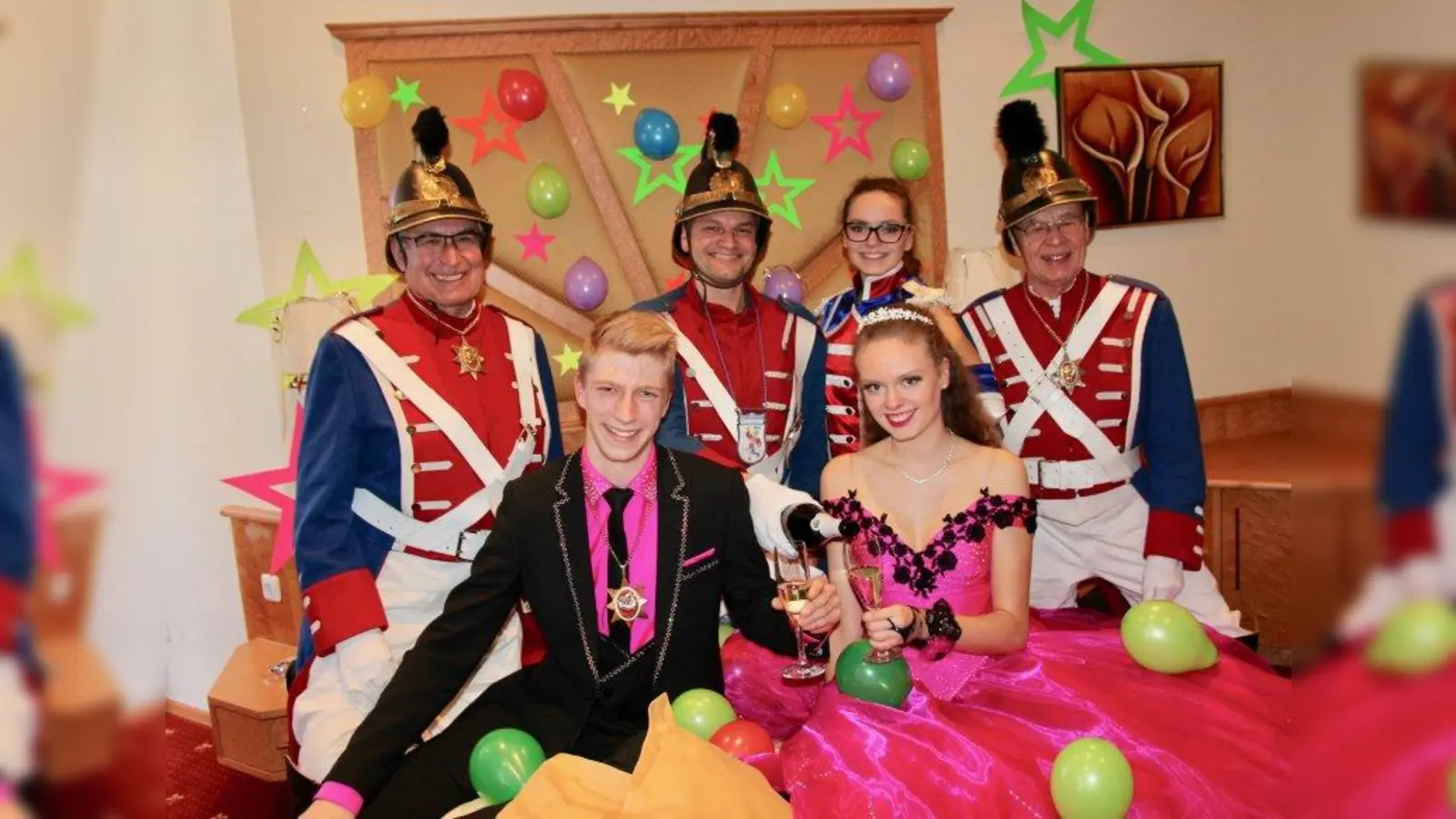 Gaudi beim Hoteleinzug: das Würmesia-Prinzenpaar Florian II. und Bianca II. mit Hofstaat in der Asemann-Suite. (Foto: us)