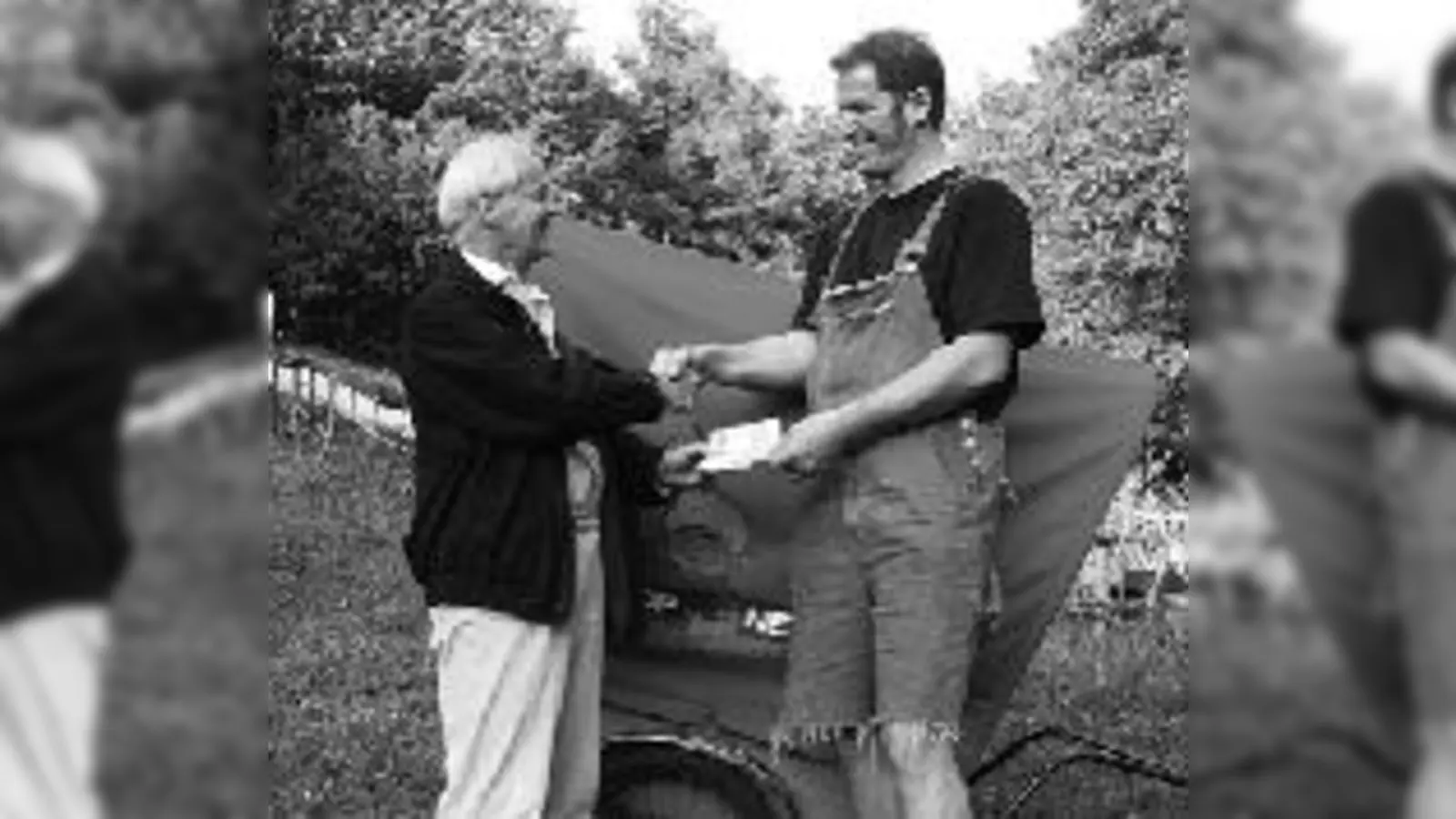 Rainer Volkmann (l.) übergibt die 200 Euro an Stefan Asenbeck vom ASP.	  (Foto: VA)