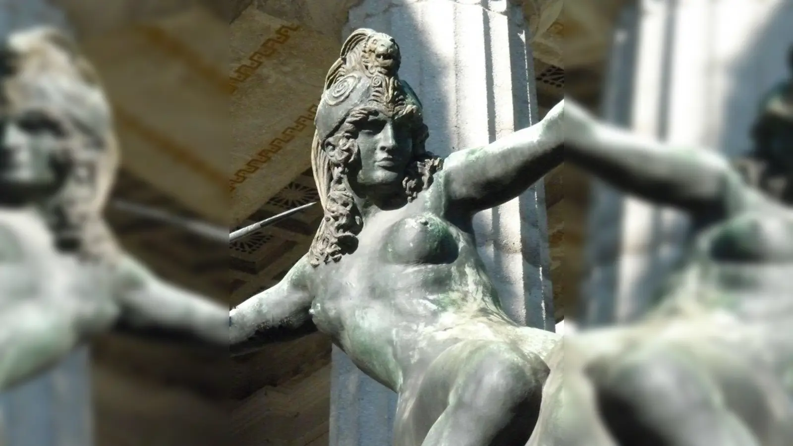 Nach Rücksprache mit Hitler wurde 1936 die Amazone vor der Stuckvilla aufgestellt. Als wehrhafte Kriegerin diente sie als Sujet für die &amp;quot;Nacht der Amazonen&amp;quot; im Nymphenburger Park. (Foto: privat)