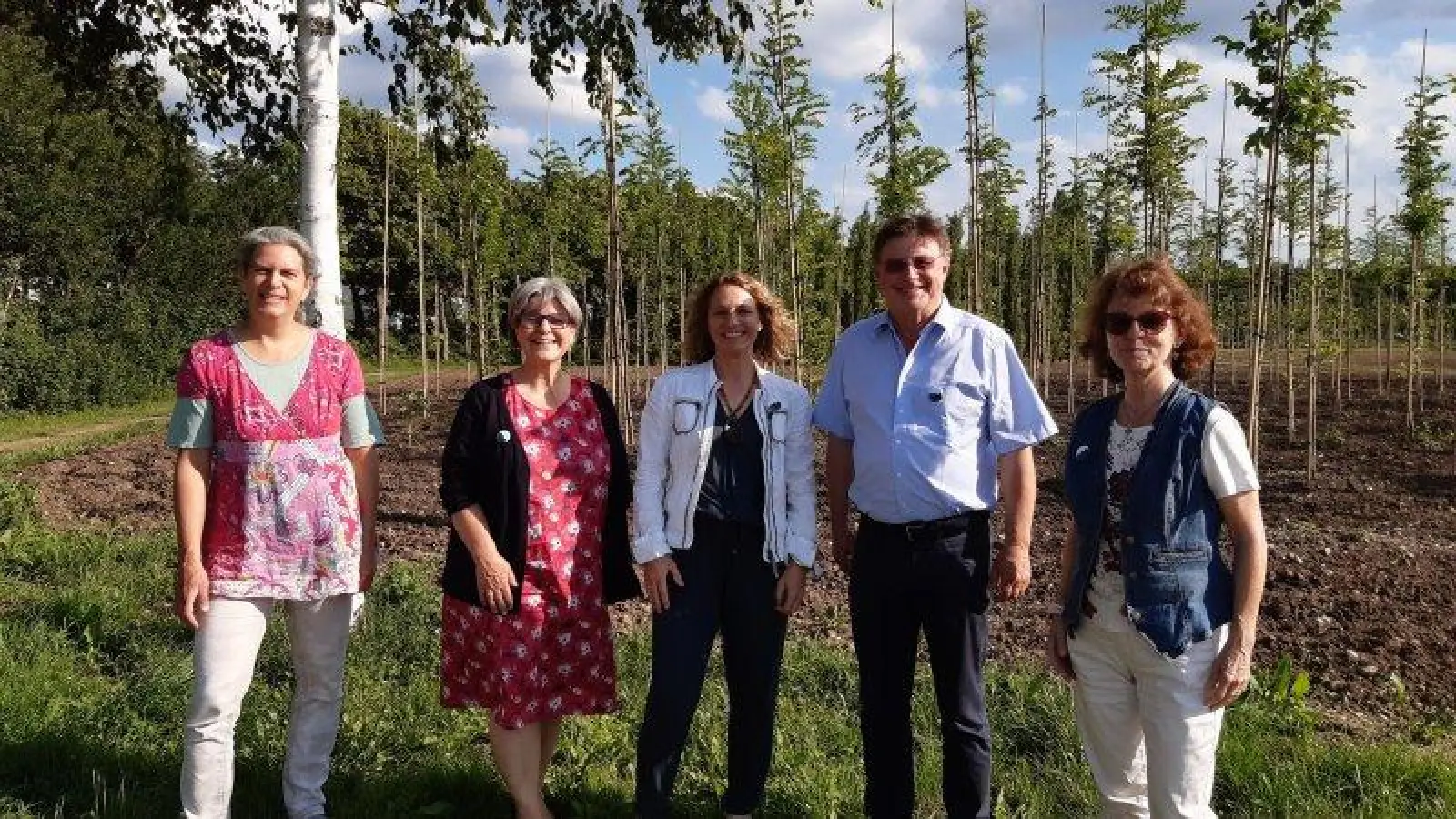 Die Bürgerinitiative „Landschaftspark West“ setzt sich für den Erhalt der Baumschule und des umliegenden Grünzugs ein. Gründer der Initiative sind von links: Sonja Hausner dos Santos, Susanne Kopp, Mette Göppinger, Dr. Berndt Grafe, Monika Schwesinger. (Foto: Bürgerinitiative Landschaftspark West)