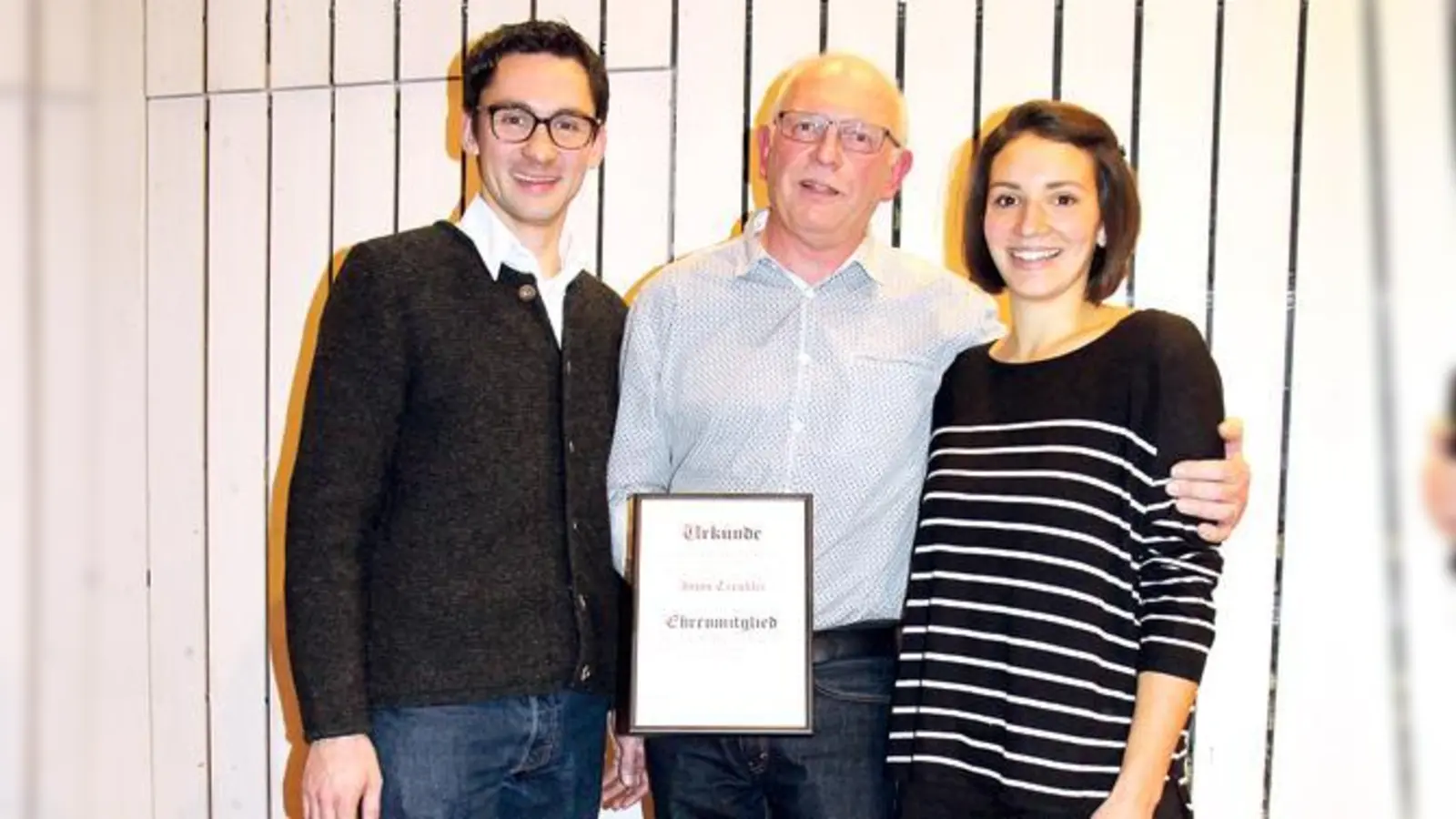 1. Vorstand Sebastian Brilmayer mit dem neuen Ehrenmitglied Töni Trenkler und 2. Vorstand Katharina Baumgarten (von links nach rechts).	 (Foto: privat)