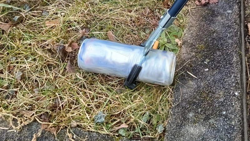 Ausgerüstet mit Müllgreifer und Handschuhen macht man sich zum Säubern der Landschaft in und um Eching auf.  (F.: Gem. Eching)