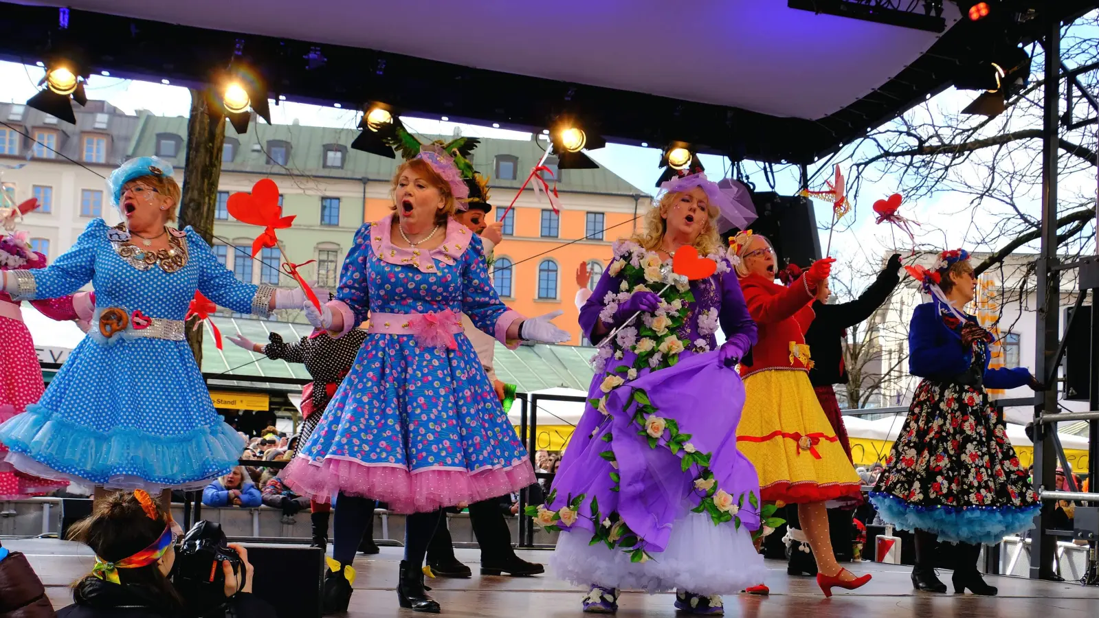 Der Tanz der Marktweiber am Faschingsdienstag auf dem Viktualienmarkt ist der traditionelle Höhepunkt des Münchner Straßenfaschings. (Foto: Robert Bösl)