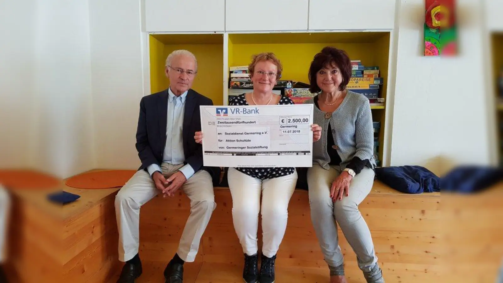 Scheckübergabe: Sozialdienst-Geschäftsleiterin Sabine Brügel-Fritzen (Mitte) zusammen mit Dr. Johannes Rauter und Eleonor Reis, beide im Vorstand der Germeringer Sozialstiftung. (Foto: Sozialdienst Germering e.V.)