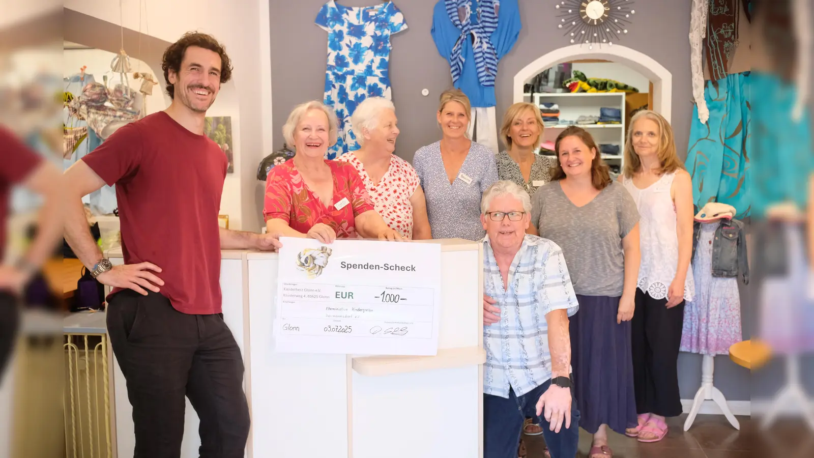 Bei der Spendenübergabe (v.l.) Alexander Rieder/He; Charlotte Gummert-Schulze; Annegret Biehn; Brigitte Kantuser; Bettina Schwarzer; Claudia Hegemann/He; Kirstin Sellmeier und vorne kniend: Dirk Schulze. (Foto: bachmann-education.com)