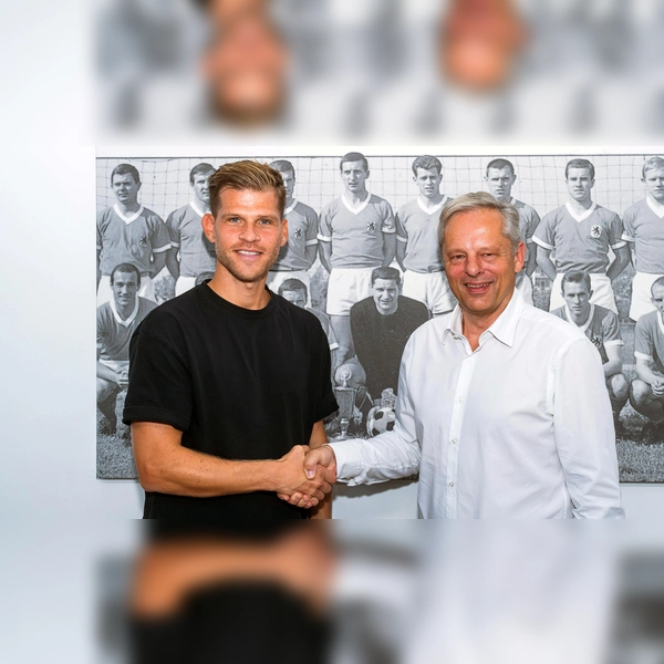 Profifußball unter neuer Flagge: Florian Niederlechner und Geschäftsführer Thomas Probst. (Foto: TSV München von 1860 Spielbetriebs-GmbH)