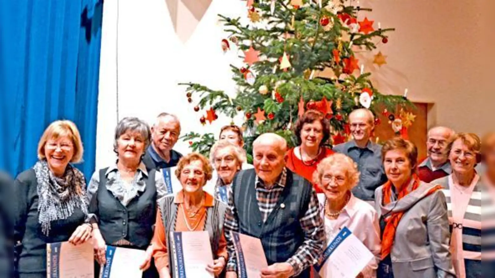 Foto: (vo.), Olga Boese, Emma Daniel, Marianne Steidl, Josef Stockerl , Marianne Bittner, Vorsitzende Brigitte Scholle, Christel Haimerl, (hi.:) Wilfried Jäkel, Viola Jäkel, Edeltraud Probst, Edeltraud Hofmann, Dr. Harald Ritz, Oskar Wollmann