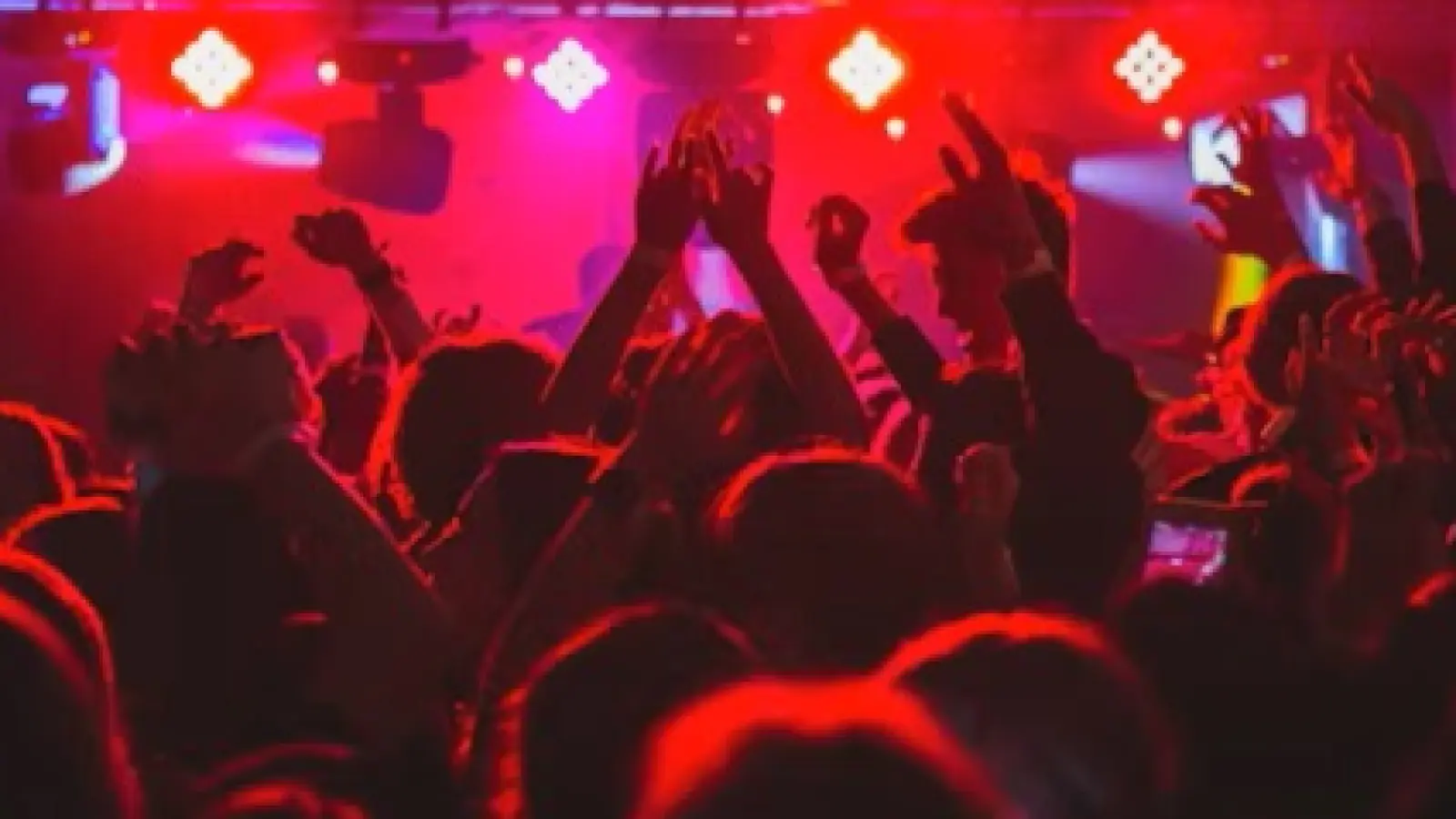 Menschen mit und ohne Behinderung feiern und tanzen gemeinsam bei der „Quax Come together Party”. (Foto: Echo e.V.)