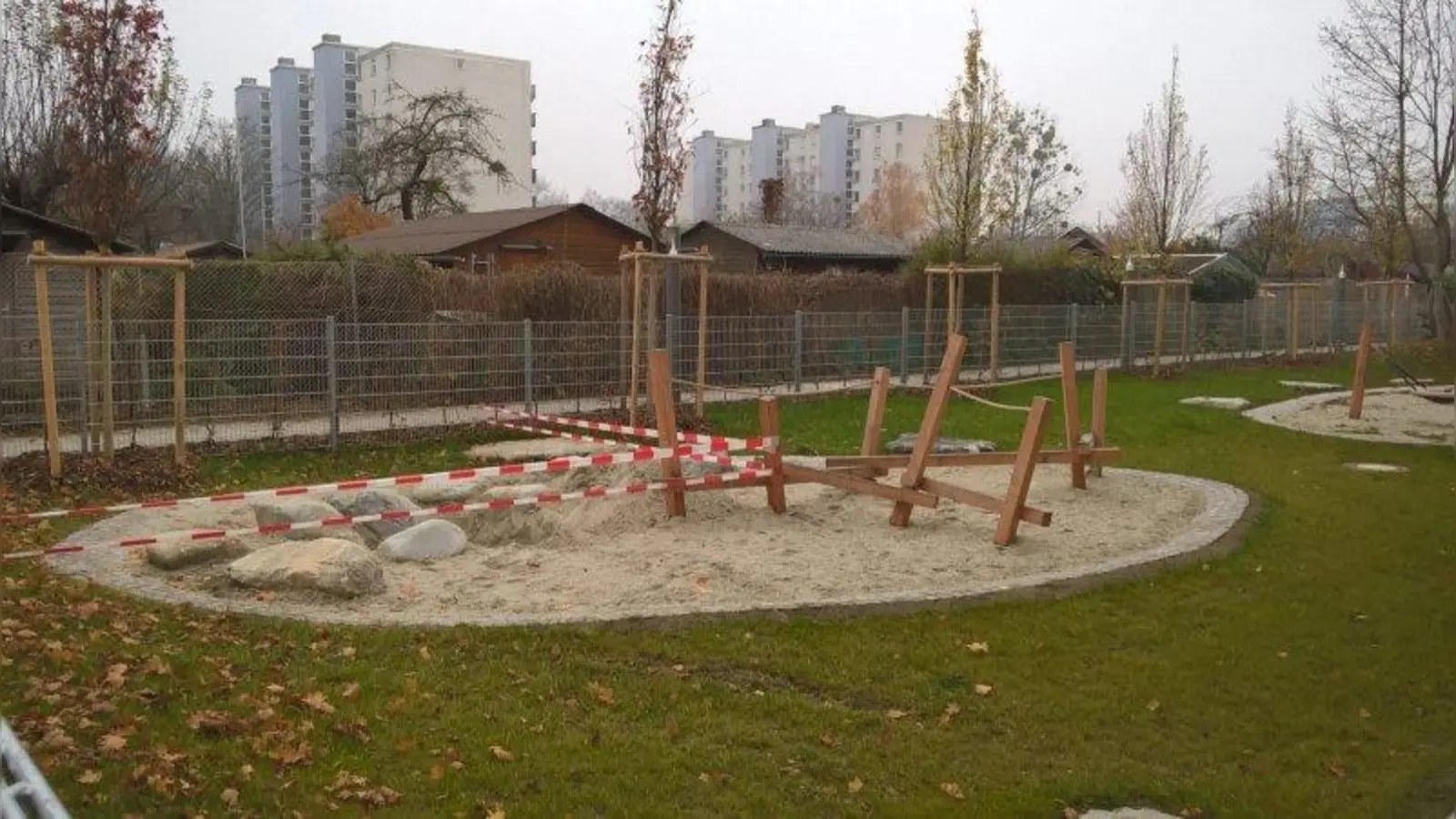 Die Außenanlage des neuen Kindergartens samt Krippe in der Brantstraße ist bislang noch nicht richtig nutzbar. (Foto: Chris Hollmann)