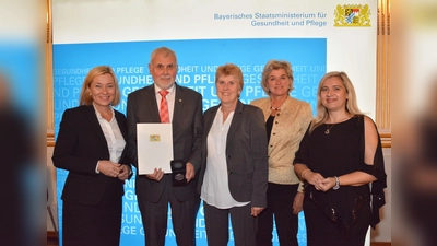 Große Freude bei der Verleihung der Auszeichnung durch Gesundheitsministerin Melanie Huml (ganz rechts) im Schloss Fantaisie bei Bayreuth bei MdL Doris Rauscher, Willi Daniels, seiner Frau Brigitte Daniels und stv. Landrätin Magdalena Föstl (v.li.).  (Foto: stmgp)