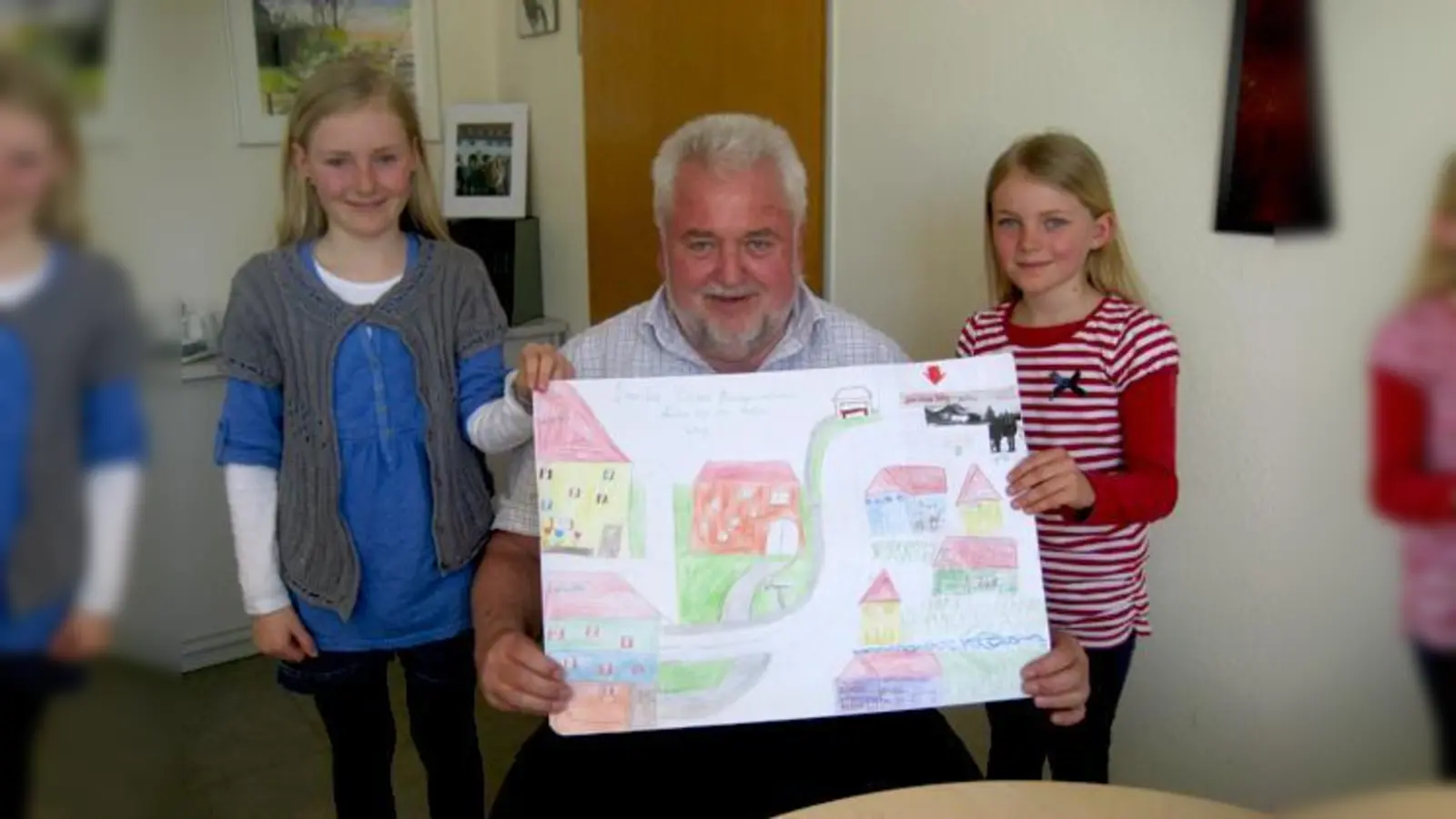 Franziska (l.) und Bernadette Kriechbaumer bedankten sich bei Rathauschef Esterl mit einem selbstgemalten Bild für den nun sicheren Geh- und Radweg.  	 (Foto: Markt Glonn)