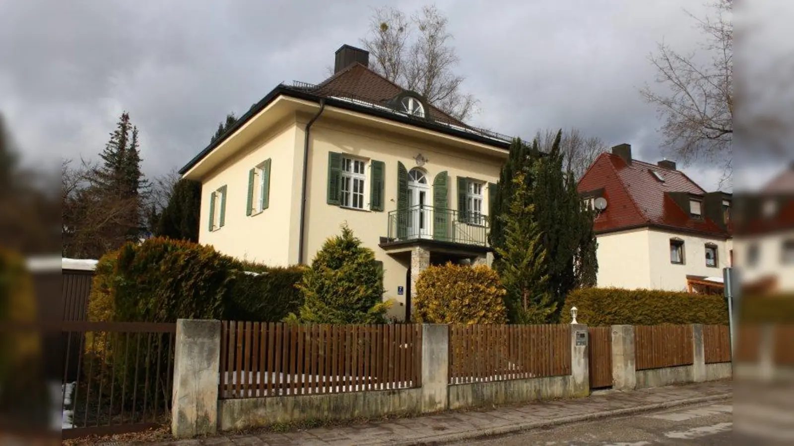 Soll abgerissen werden: das Haus in der Savoyenstraße7. Der Bezirksausschuss Neuhausen-Nymphenburg (BA 9) setzt sich für den Erhalt des Gebäudes ein. (Foto: sb)