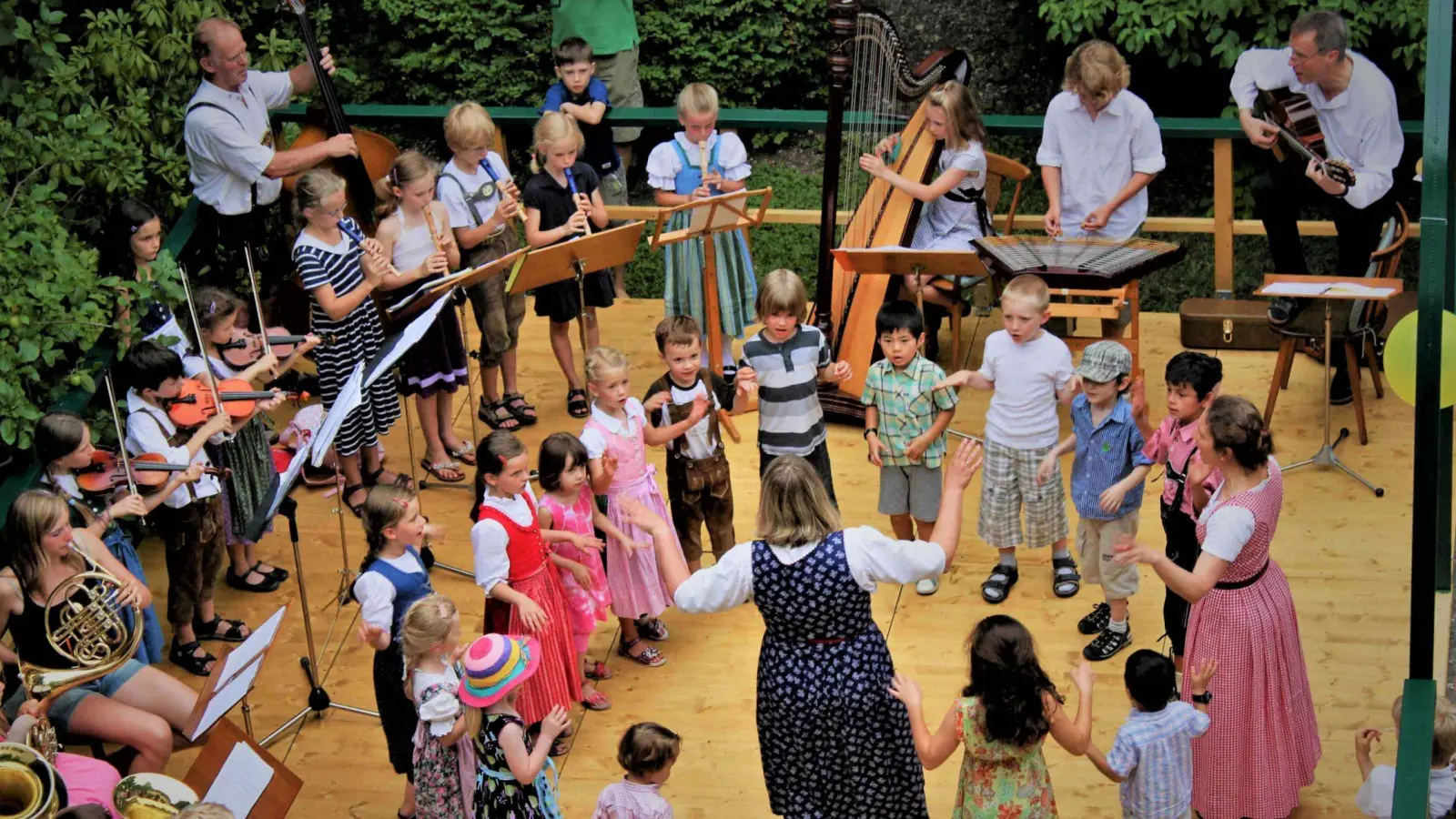 In der Wastl-Fanderl-Schule wird musikalisch der Sommer gefeiert. (Foto: Münchner Kreis für Volksmusik, Lied und Tanz)