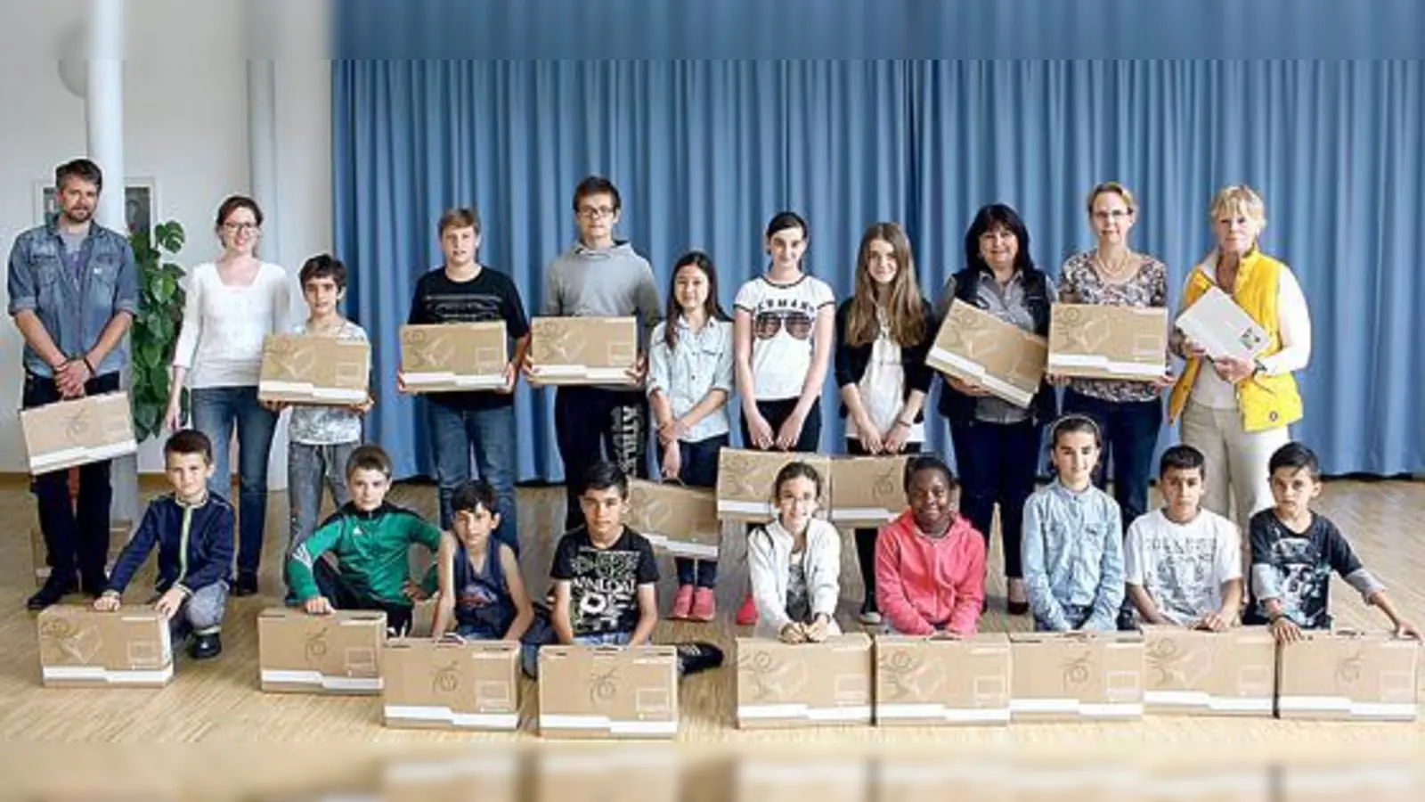 Bürgermeisterin Ursula Mayer (r.) übergab die neuen »Chromebooks« an die Schüler der Übergangsklassen sowie an die Mitarbeiter der BlueBox.	 (Foto: VA)