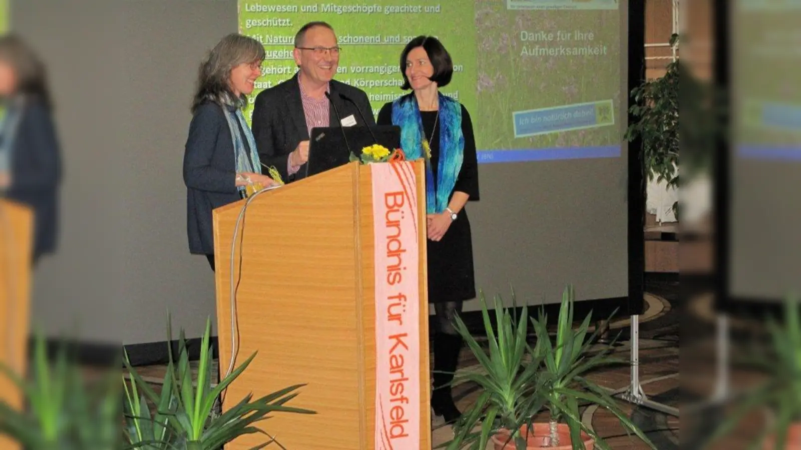 Neujahrsempfang: Mechhild Hofner (r.) und Marco Brandstetter vom „Bündnis für Karlsfeld” zusammen mit Christine Margraf vom BUND Naturschutz. (Foto: Jochen Seyboth)
