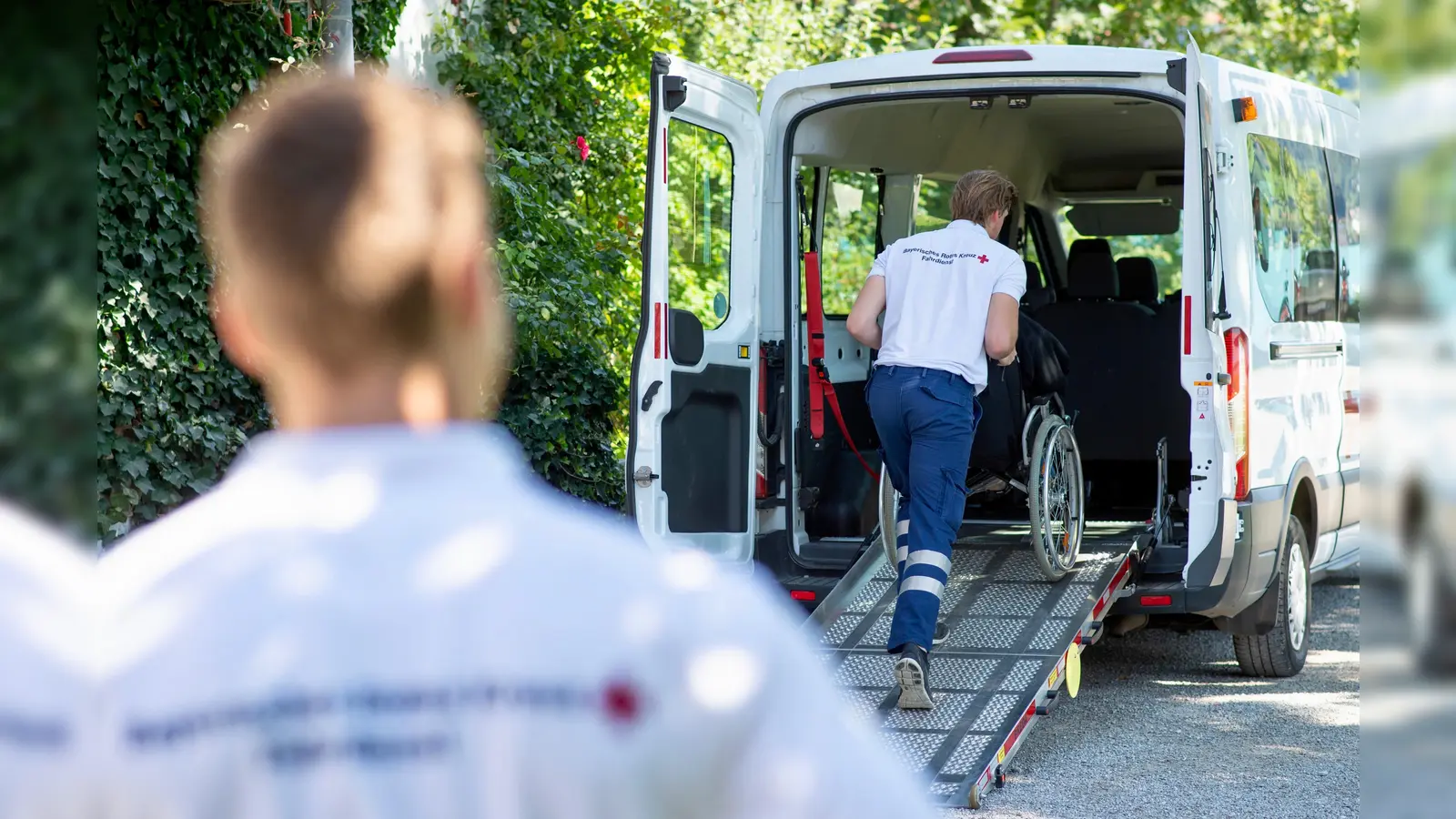 Der Hausnotruf des BRK bearbeitet jeden Hausnotruf individuell in seinen Hausnotruf-Zentralen und ermöglicht so situationsgerechte Hilfe. (Foto: © Bayerisches Rotes Kreuz)