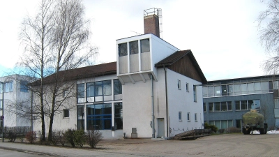 Die Brennerei IV in der Adalperostraße verströmte bis zu ihrem Abriss im Jahr 2011 einen markanten Geruch. Im Bild rechts ein Güllewagen, der mit Schlempe (Restbestandteile des Brennvorgangs) befüllt wurde. (Foto: Michael Brandmeir)