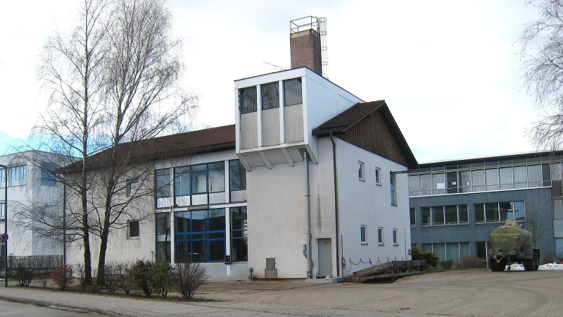 Die Brennerei IV in der Adalperostraße verströmte bis zu ihrem Abriss im Jahr 2011 einen markanten Geruch. Im Bild rechts ein Güllewagen, der mit Schlempe (Restbestandteile des Brennvorgangs) befüllt wurde. (Foto: Michael Brandmeir)