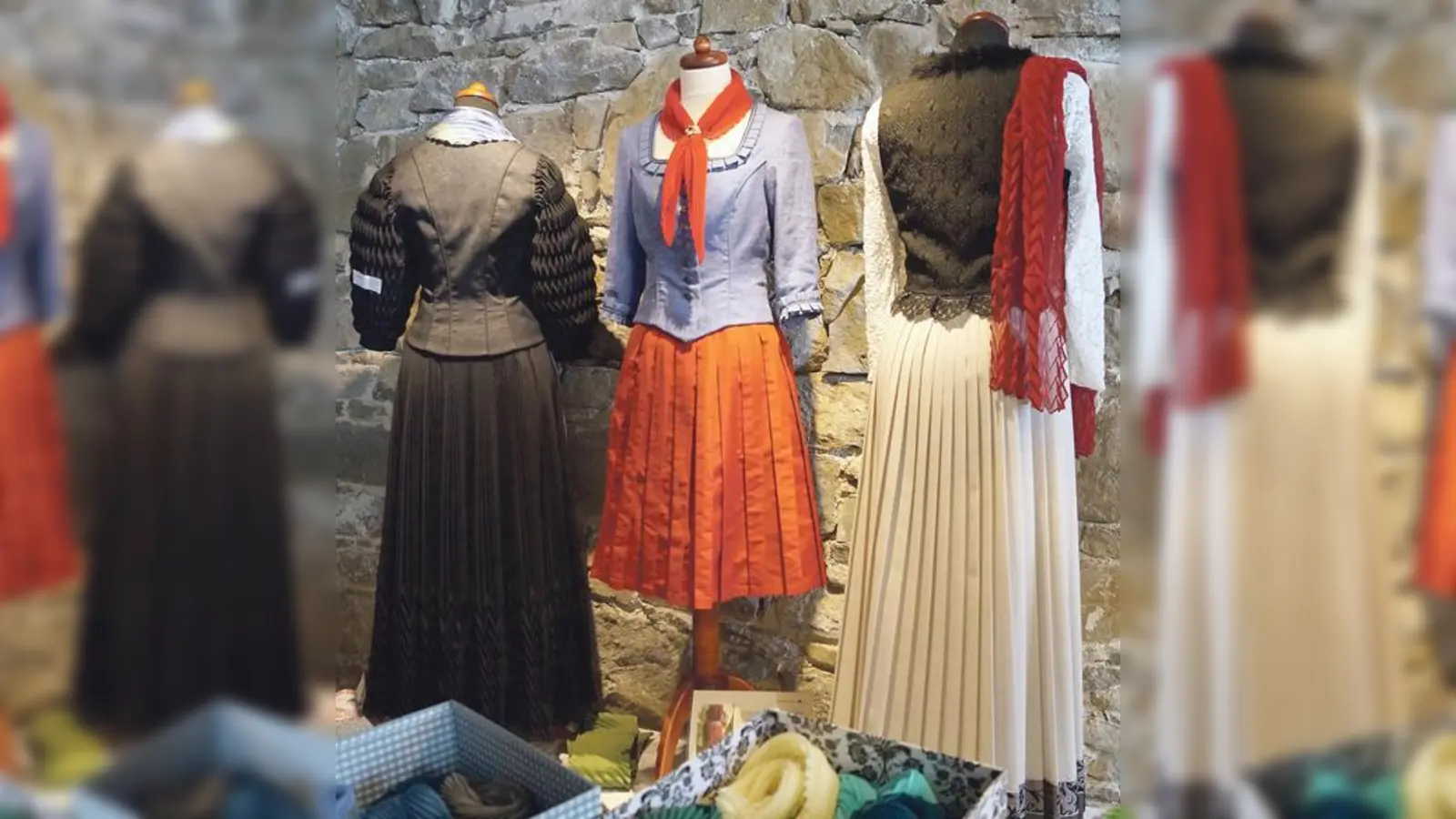 Stilvolle Dirndl, in Handarbeit von Trachtenschneidern gefertigt.  (Foto: Wasmeier Museum)