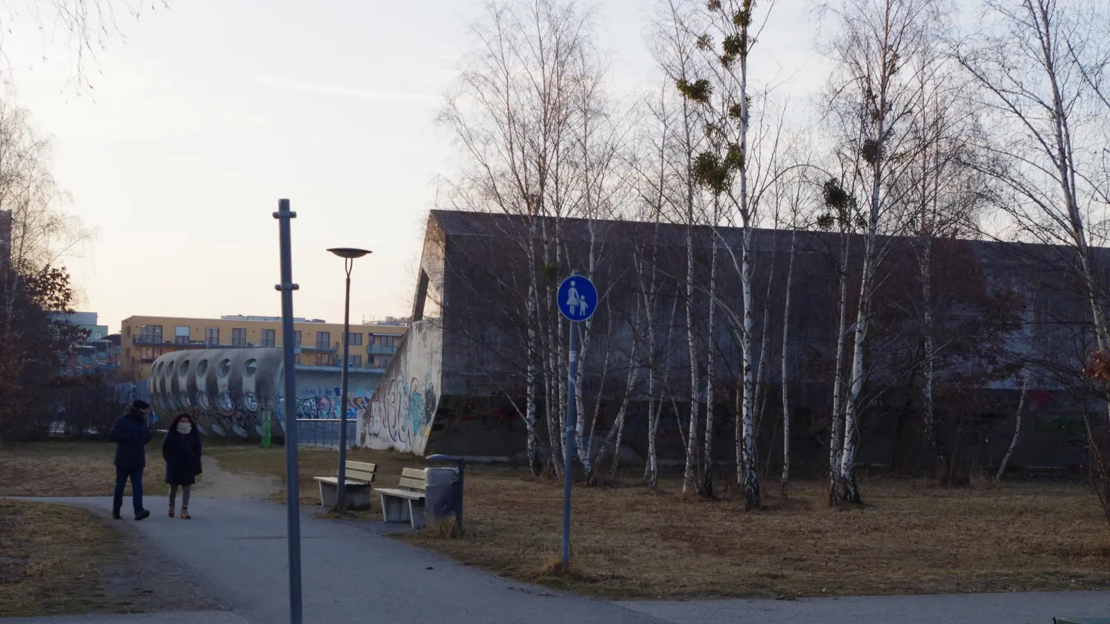 Die Skateanlage am Hirschgarten nahe den Bahngleisen zeigt vor allem viel Beton nach außen. Ein zusätzlicher Baum im Norden soll jetzt für mehr Grün sorgen. (Foto: Beatrix Köber)