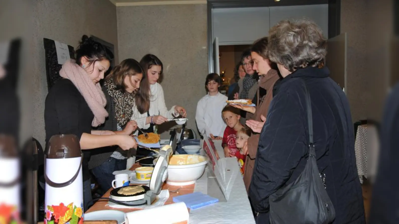 Fleißig beteiligt sich auch alljährlich die Pfarrjugend bei den Märkten und Basaren: Hier backen die Mädchen in der Pfarrei St. Quirin Waffeln für den guten Zweck. (Foto: Eva Schraft)