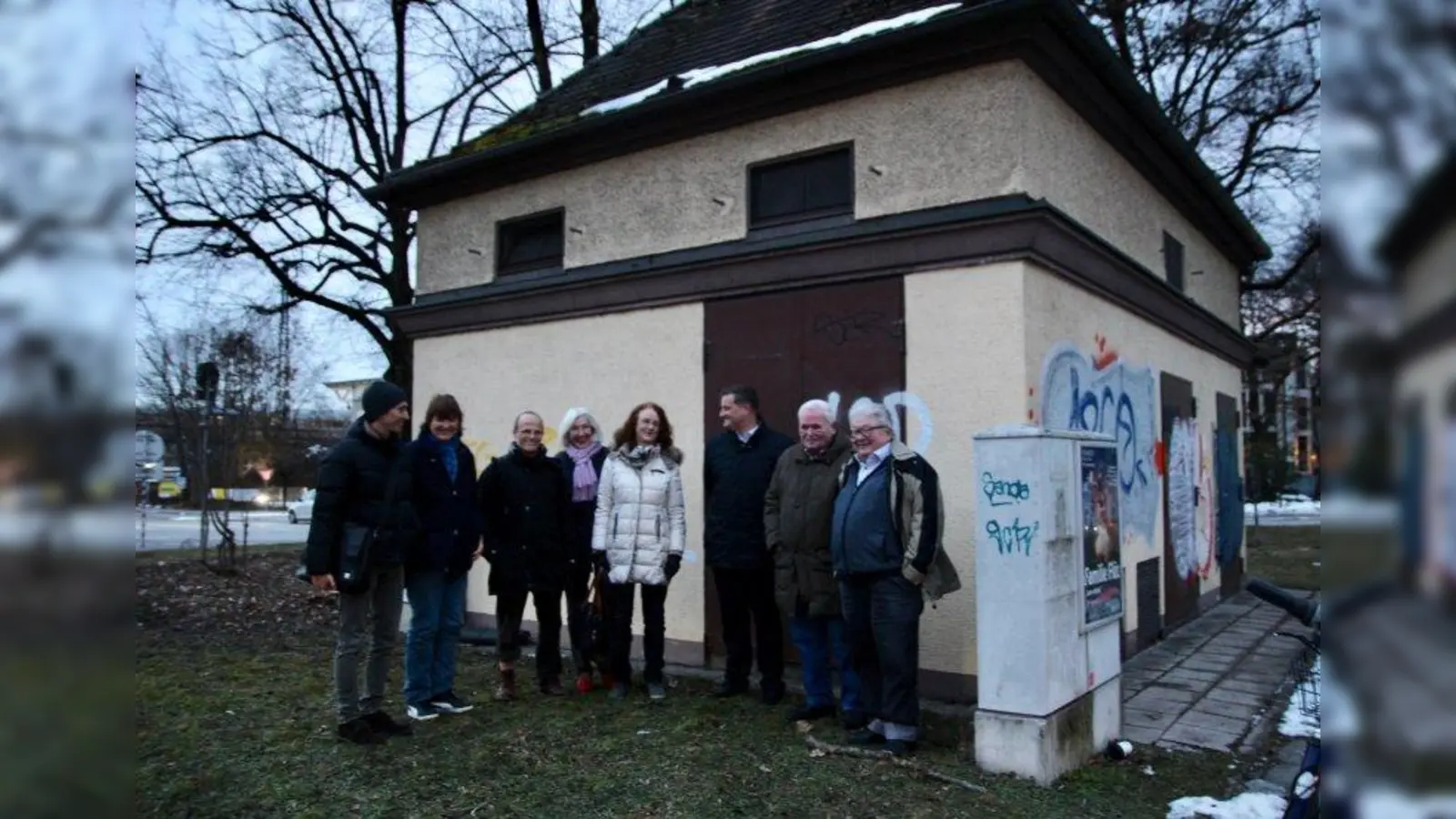 Außergewöhnliches Bauwerk: das Pasinger Trafo-Haus an der Pippinger Straße soll verschönert werden. Klement Bezdeka, Sigrid Kaschuba, Rüdiger Schaar, Evelyn Lang, UA-Vorsitzende Maria Osterhuber-Völkl, Jörg Ochs von den Stadtwerken, Lenz Strohmeier sowie Gerhard Geiz (v.l.) beim Ortstermin. (Foto: us)