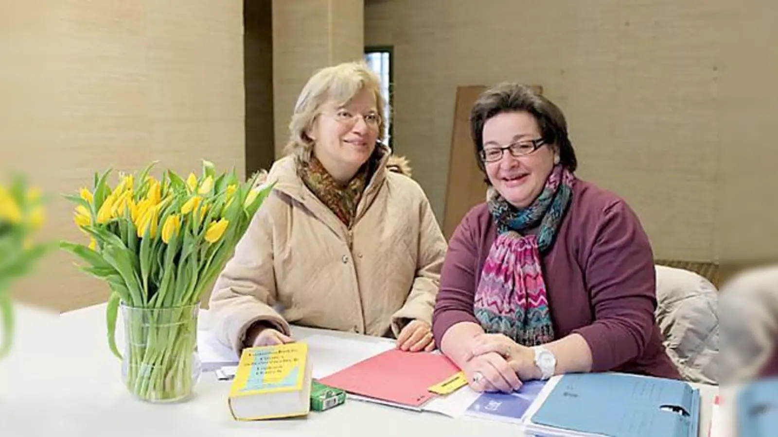 Susanne Zangenfeind (rechts) vom Landratsamt München leitet ab sofort die wöchentliche Sprechstunde in Ottobrunn.  	 (Foto: Klaus Heller)