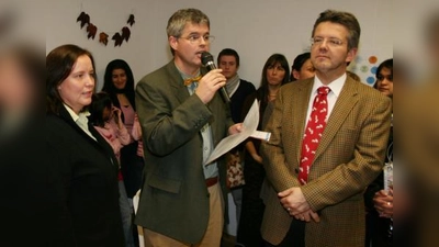 Kai T. Garben (M.) hielt die Hauptansprache bei der Eröffnung der neuen Räume des Jugendhilfeverbunds in Pasing. Neben ihm Susanne Oberhauser-Knott (l.) und Pfarrer Hans-Martin Köbler (r.) (Foto: Helmar Klier)