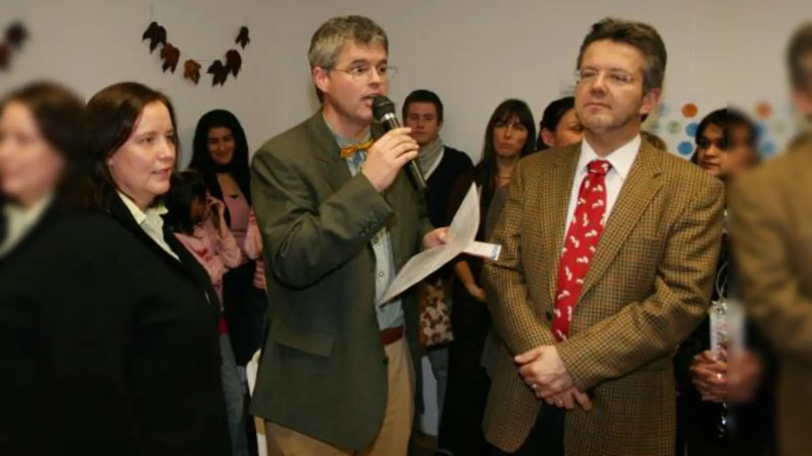Kai T. Garben (M.) hielt die Hauptansprache bei der Eröffnung der neuen Räume des Jugendhilfeverbunds in Pasing. Neben ihm Susanne Oberhauser-Knott (l.) und Pfarrer Hans-Martin Köbler (r.) (Foto: Helmar Klier)