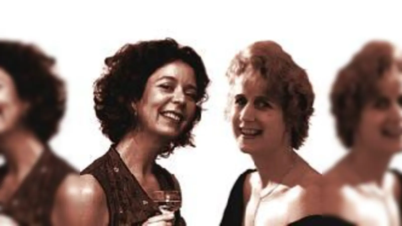 Präsentieren einen beschwingten Abend von Mozart bis Hollaender: Annette Nödinger und Ursula Wawroschek. 	 (Foto: VA)