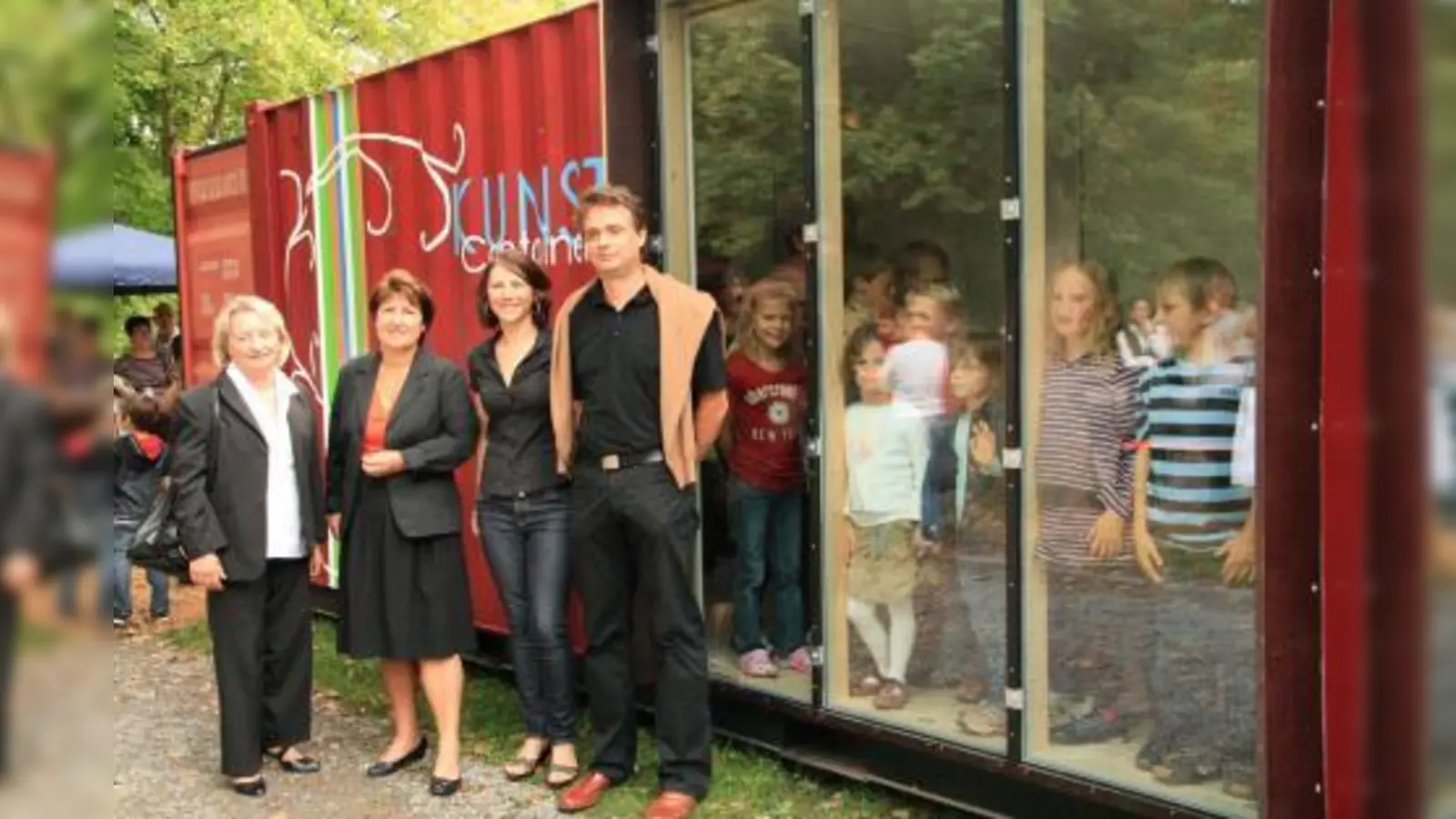 „In der Schule geht’s voran.“ Hermine Freystätter, Christine Borst, Aynur Damli-Huber und Holger Bertram (v.l.) vor dem Kunstcontainer auf dem Pausenhofgelände der Grundschule Krailling. (Foto: US)