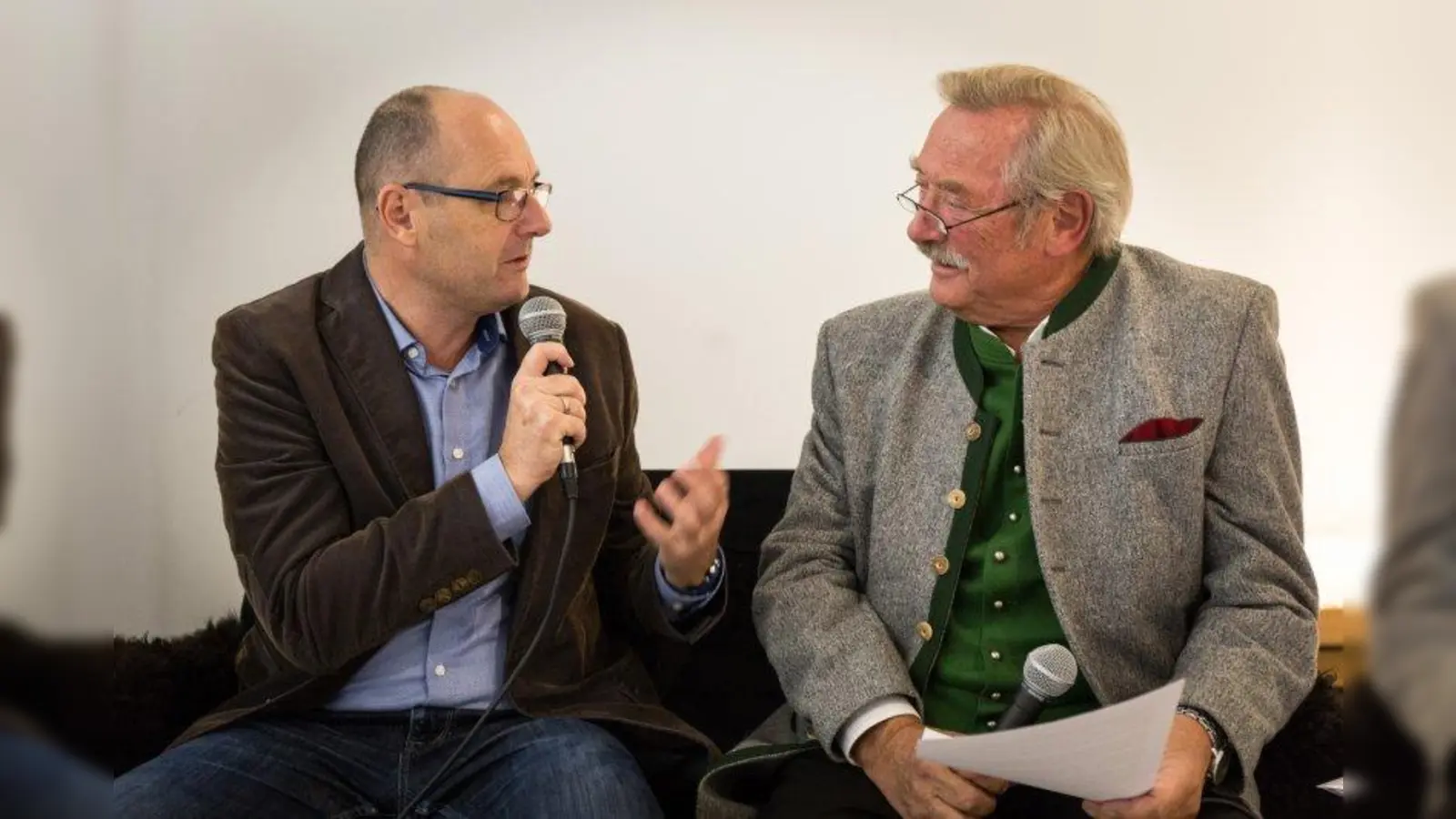 Schauspieler Bernhard Ulrich (li.) im Gespräch mit Moderator Helmut Pfundstein. (Foto: Klaus Bichlmayer)