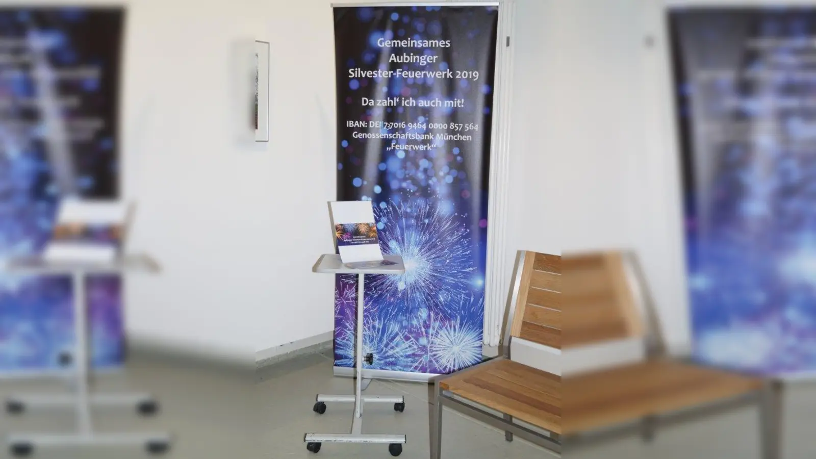 Mit Flyern und Fahnen wird in Aubing für ein gemeinsames Feuerwerk geworben. (Foto: pst)
