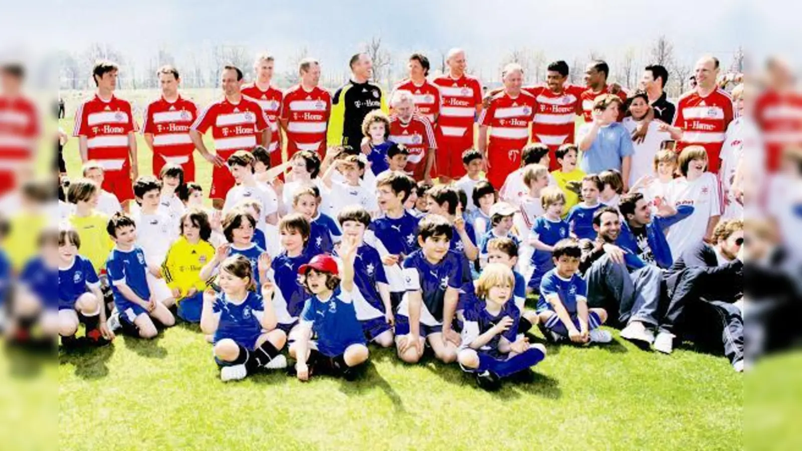 Der Nachwuchs und die ganz Großen in Sachen Fußball vereint auf einem Platz  die Eröffnung des »Kurt-Landauer-Platzes« machte es möglich.  	 (Foto: ko)