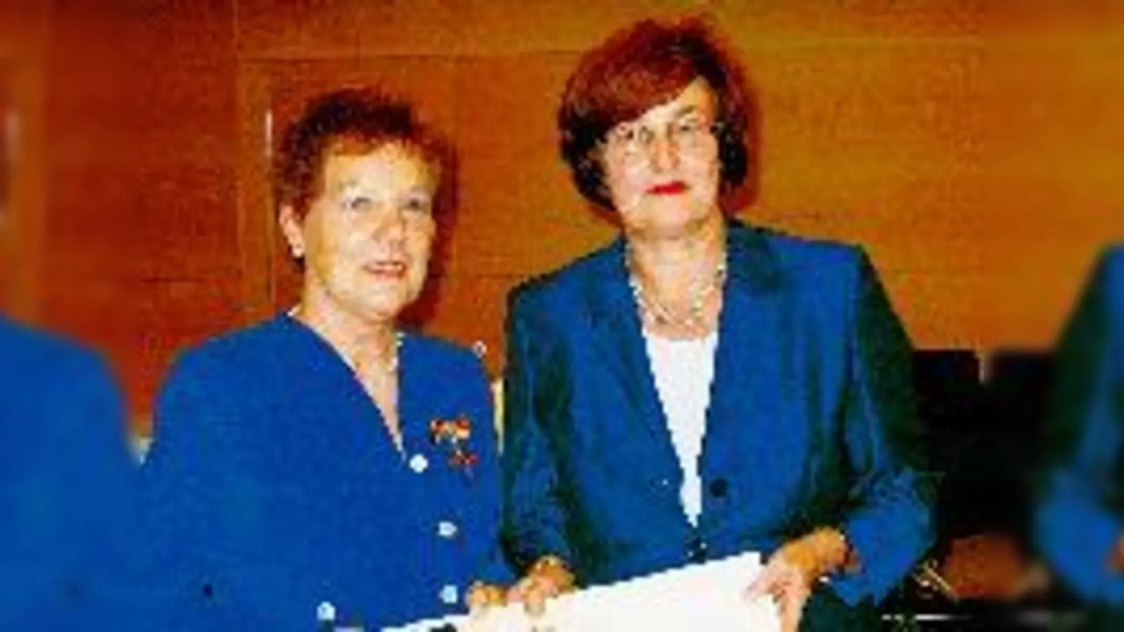 Anerkennung für 25 Jahre ehrenamtliches Engagement: Staatsministerin Christa Stewens verleiht Inge Kalleder und Isolde Vogl das Bundesverdienstkreuz am Bande.	 (Foto: aw)